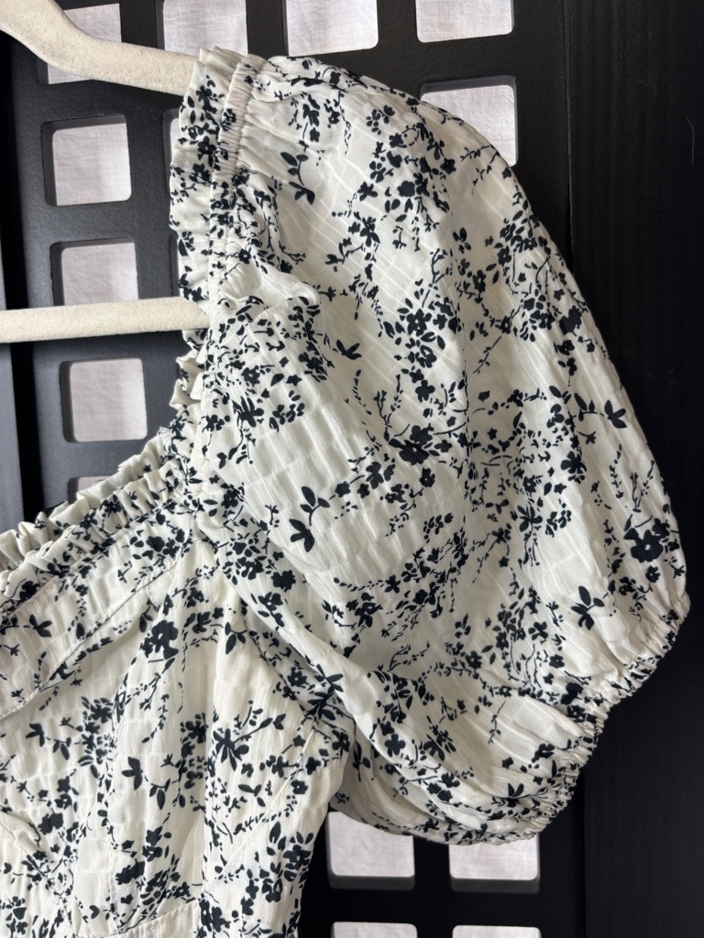 🤍 Lulu’s Smocked Peplum Top Women's Small Black White Floral Puff Sleeve NWT 🤍 - Picture 3 of 12